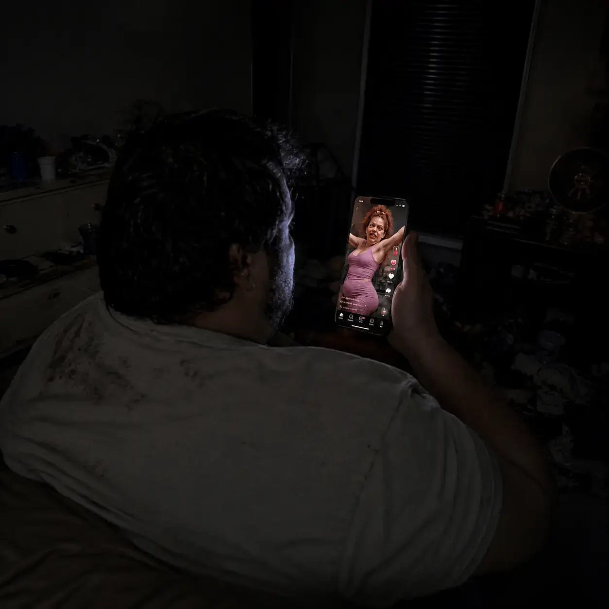 Hombre solo de noche mirando el celular
